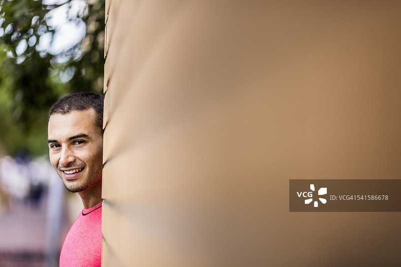 砖墙边的自信慢跑男人图片素材