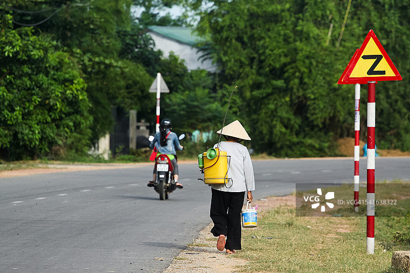 在越南稻田喷洒农药图片素材