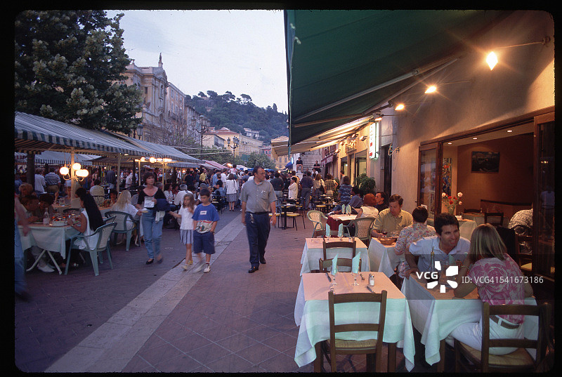 在咖啡馆漫步的家庭图片素材
