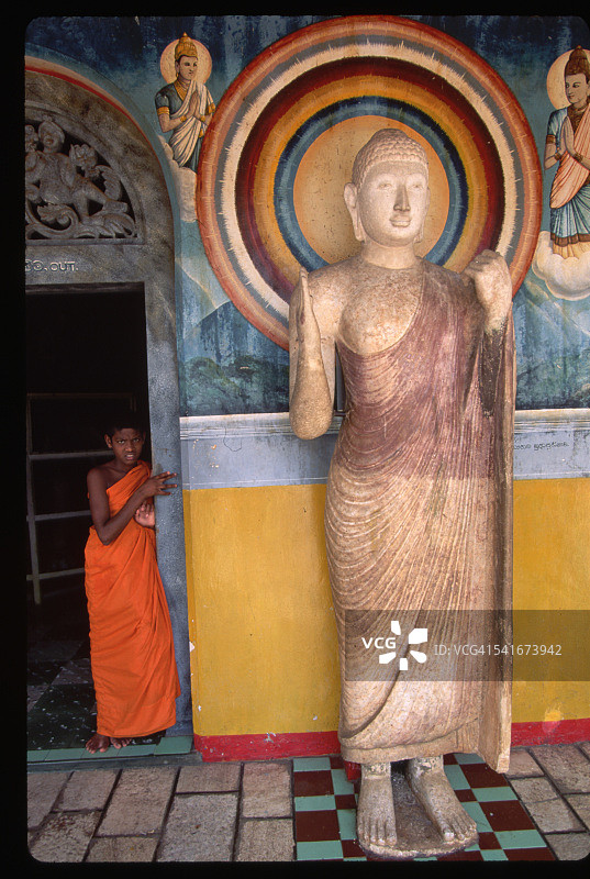 佛塔旁的佛教僧侣图片素材