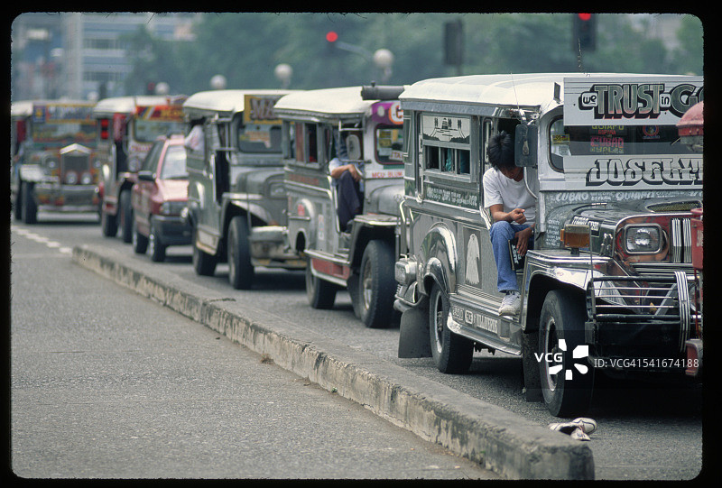 菲律宾马尼拉市中心的吉普尼车队图片素材