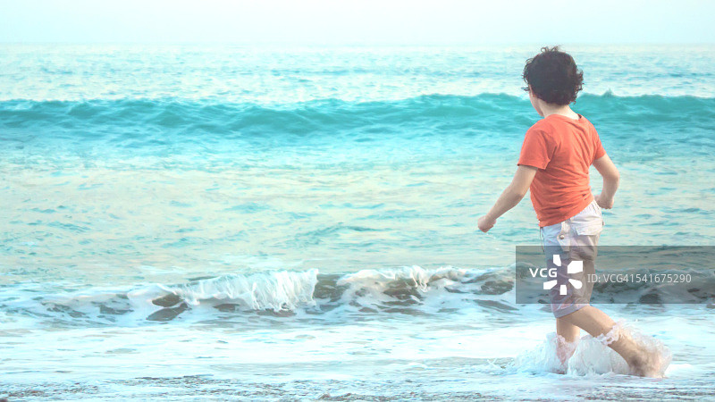 儿童在浅水中行走图片素材