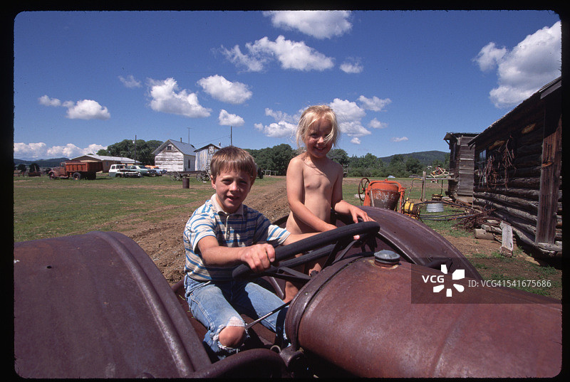 孩子们在农用拖拉机上玩耍图片素材