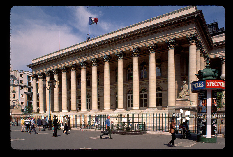 在巴黎证券交易所前的人们图片素材