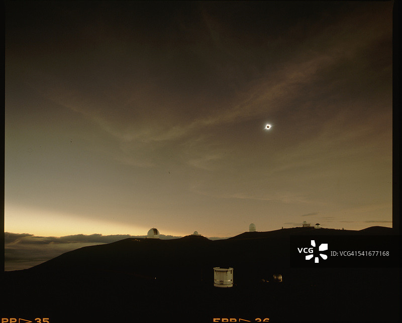 莫纳克亚天文台上的日食图片素材