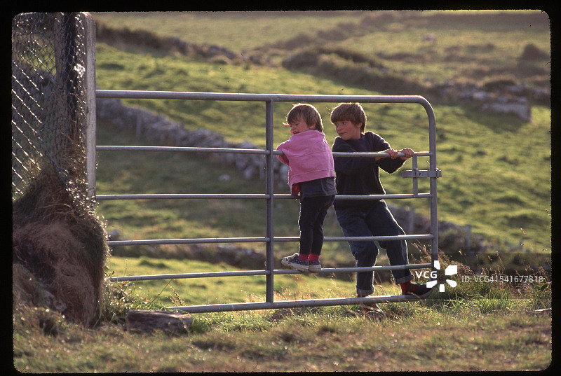 在爱尔兰大门上玩耍的孩子们图片素材