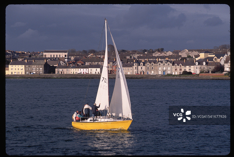 北爱尔兰斯特兰福德湖上的帆船图片素材