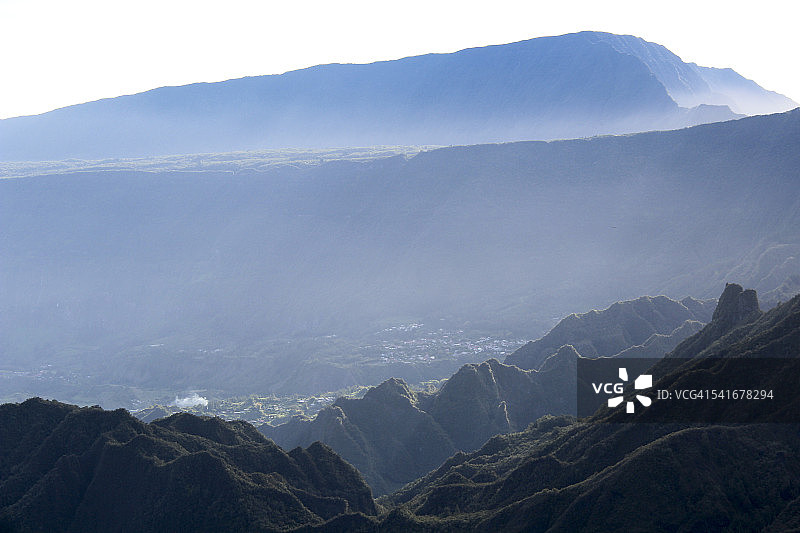 萨拉济冰斗景色：地狱堡村庄图片素材