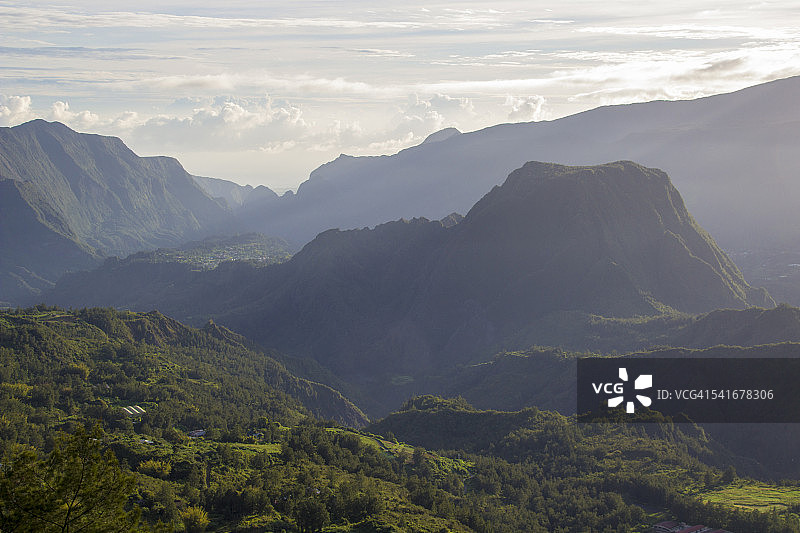 从牛颈山口看萨拉济冰斗，留尼汪岛图片素材
