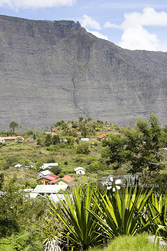 马法特环形山留尼汪岛拉努维尔村，巨石环绕图片素材