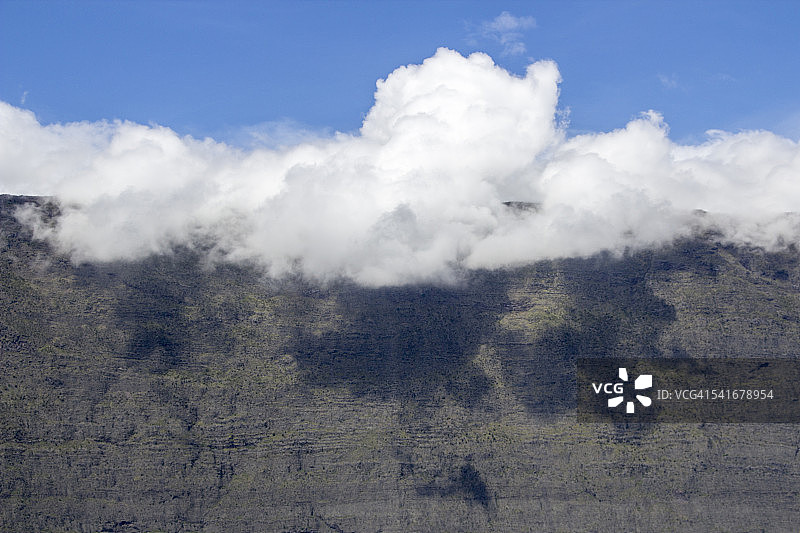 留尼汪岛马法特冰斗上空的云彩图片素材