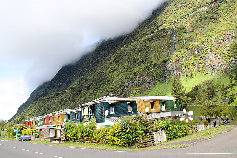 萨拉济冰斗地狱堡的彩色房屋与火山图片素材