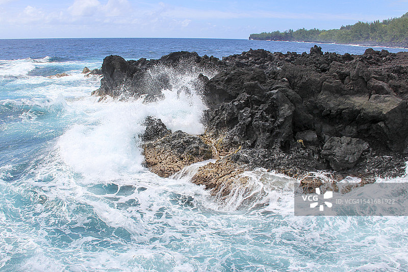 留尼汪岛拉克鲁瓦角黑色火山熔岩海岸的海浪图片素材