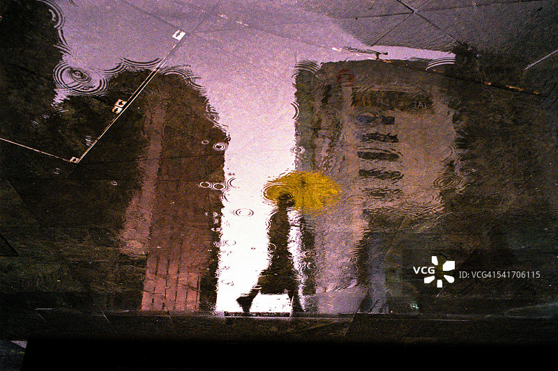 在雨中行走图片素材