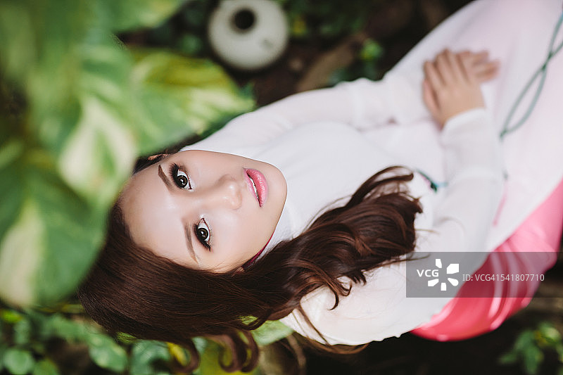 身穿越南传统奥黛长裙的年轻女性肖像图片素材