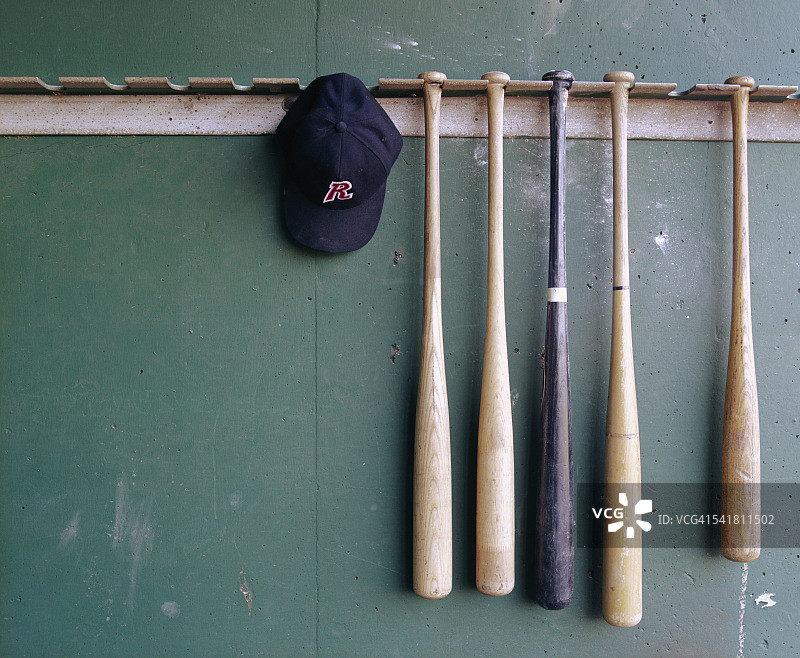 悬挂的棒球棒和帽子图片素材