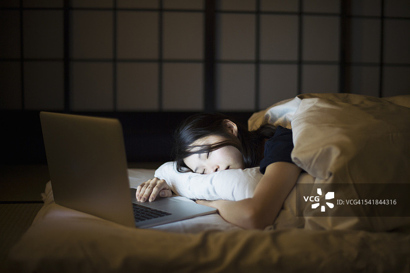 在床上睡觉的女人。图片素材