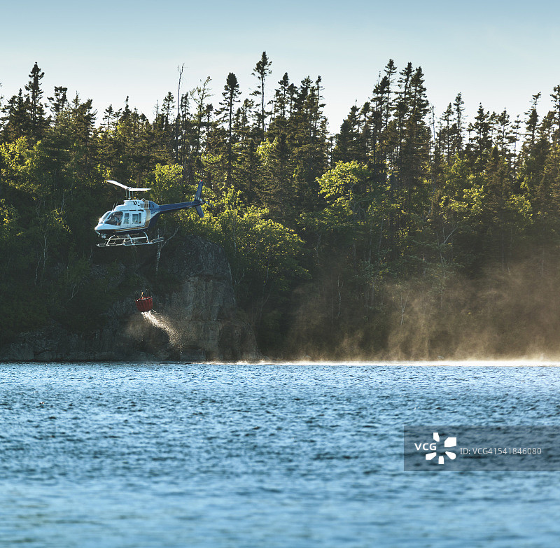 直升机水弹图片素材