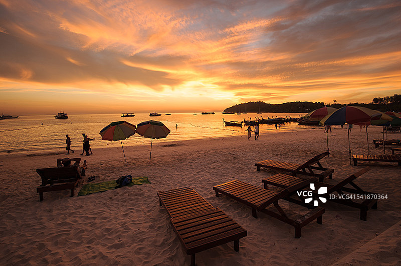 游客在沙敦府的丽贝岛游览美丽的海滩和清澈的海水图片素材
