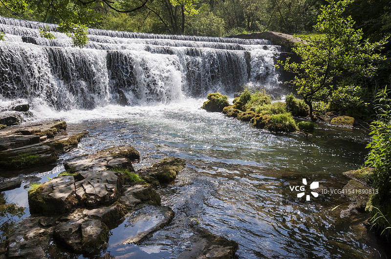 明媚夏日蒙萨尔戴尔堰图片素材