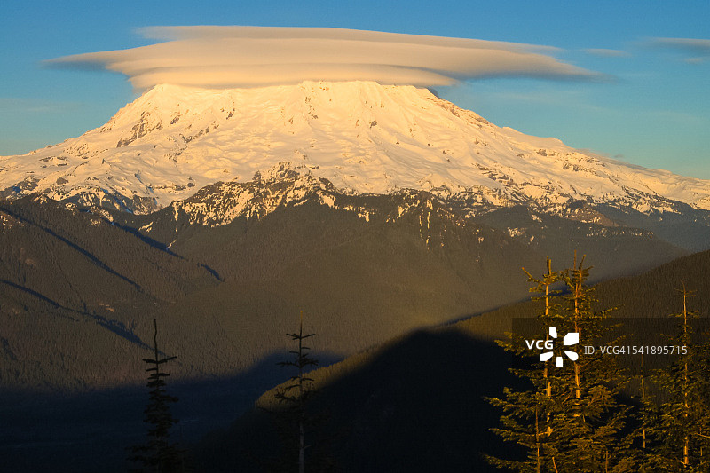 雷尼尔山云帽图片素材