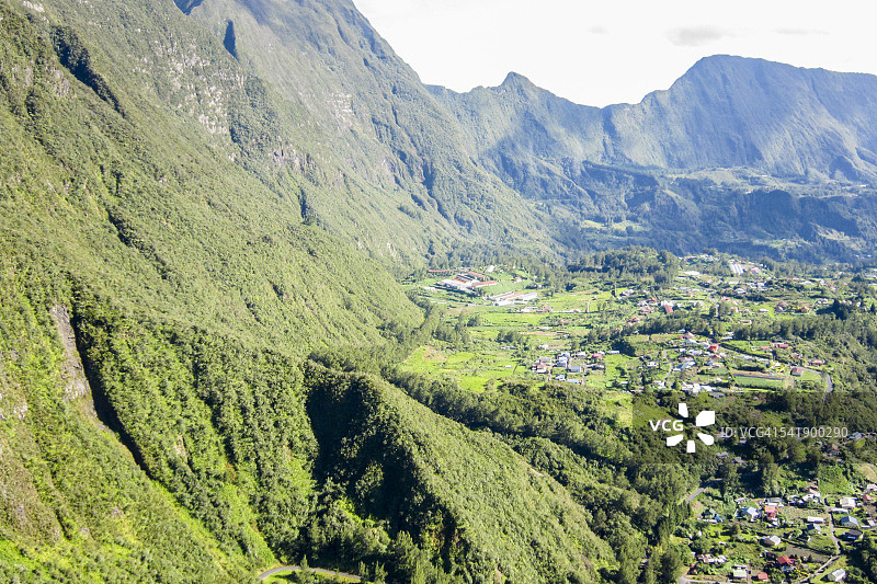 留尼汪岛萨拉济冰斗的伊莱特村航拍图片素材