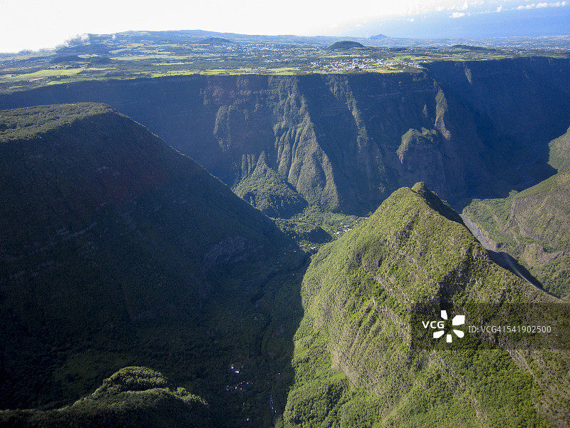留尼汪岛大贝辛和布瓦库尔崎岖景观航拍图片素材