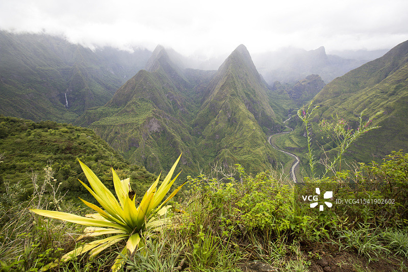 从黑岬欣赏被云雾笼罩的马法特冰斗，留尼汪岛美景图片素材