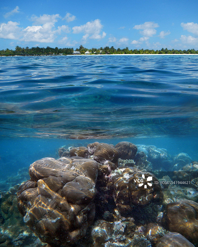 海滩与珊瑚礁的分割照片图片素材