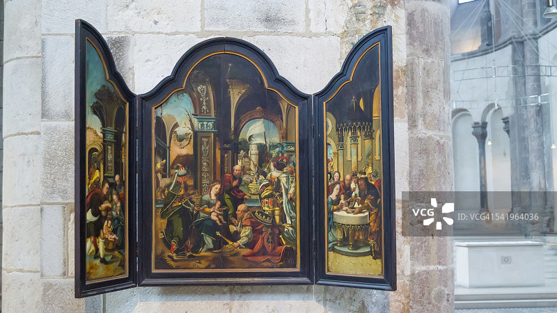 悬挂在教堂墙上的油画图片素材