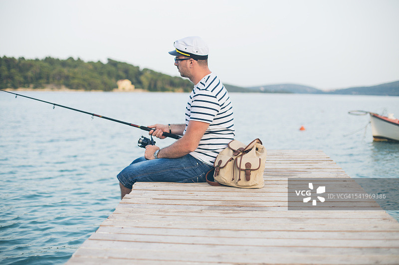 水手在码头钓鱼图片素材
