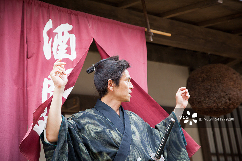 全副武装的日本武士准备就绪图片素材