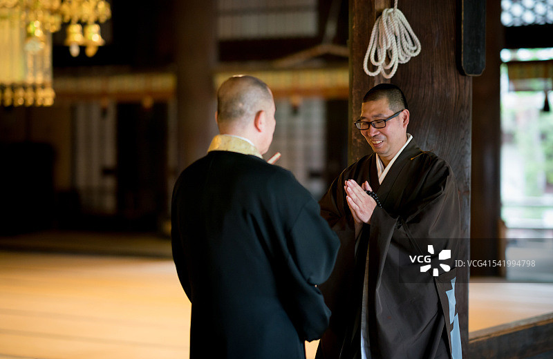 日本僧侣互相问候图片素材