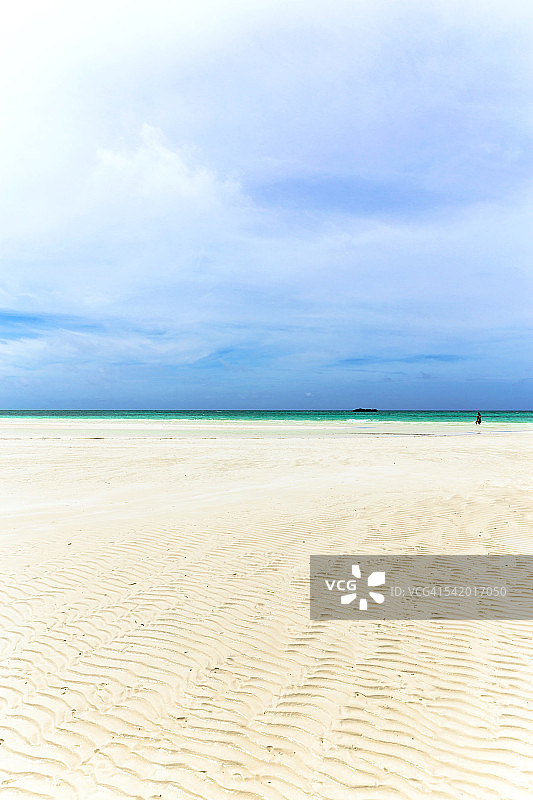 巴哈马群岛加勒比海的阳光明媚的迷人海滩图片素材