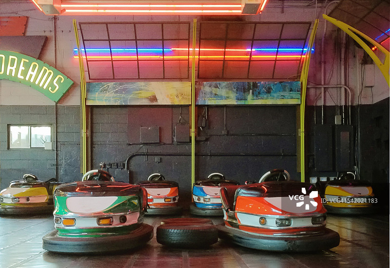 夜间霓虹灯图片素材