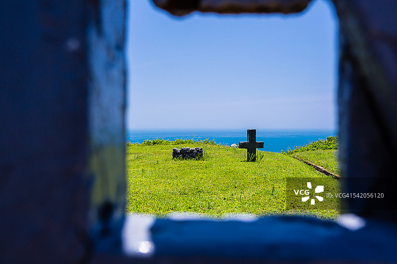 美丽悬崖上的十字架图片素材