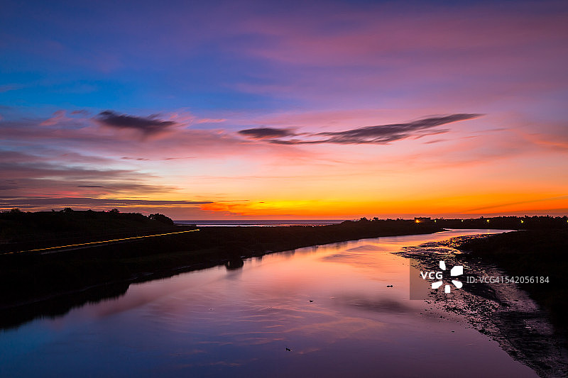 日落前的玫瑰色云彩图片素材