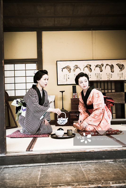 身穿和服饮用抹茶的女人，日本京都图片素材