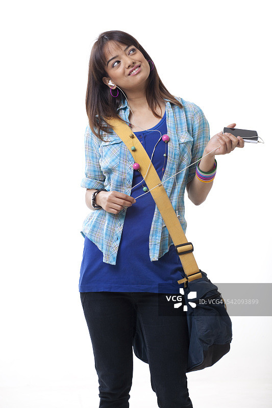 在白色背景上听音乐的漂亮女大学生图片素材