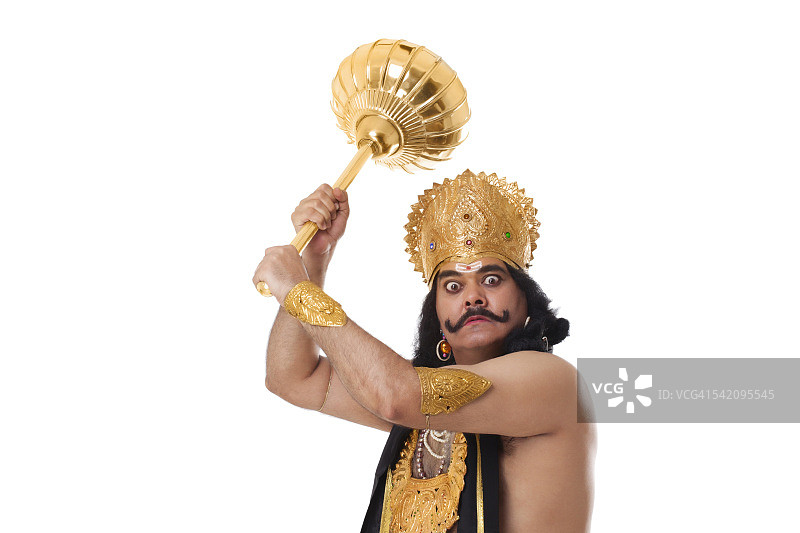 男人装扮成罗波那手持权杖图片素材