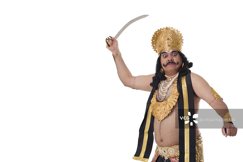 打扮成拉万的男人拿着剑图片素材