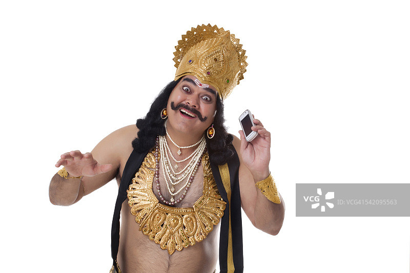 男人打扮成拉万的模样，拿着手机图片素材