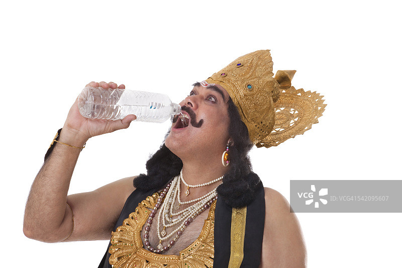 打扮成罗波那的男人在喝水图片素材