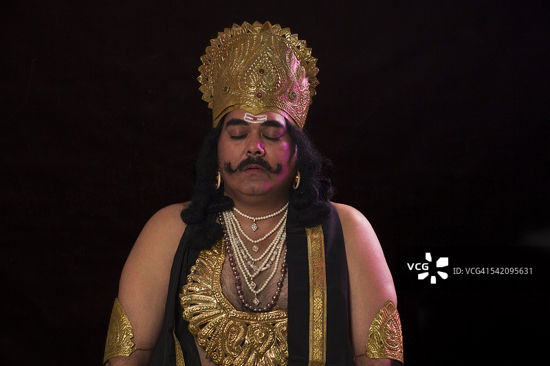 男人装扮成闭着眼睛的罗波那图片素材