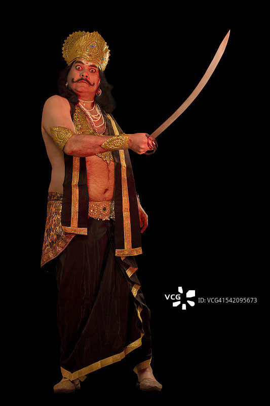 打扮成拉万的男人拿着剑图片素材