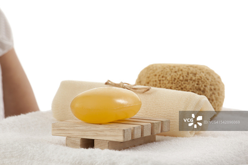 毛巾上的香皂、沐浴刷和丝瓜络图片素材