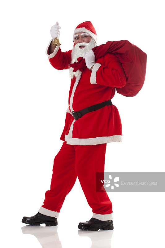 圣诞老人背礼物袋拿铃铛全身照图片素材