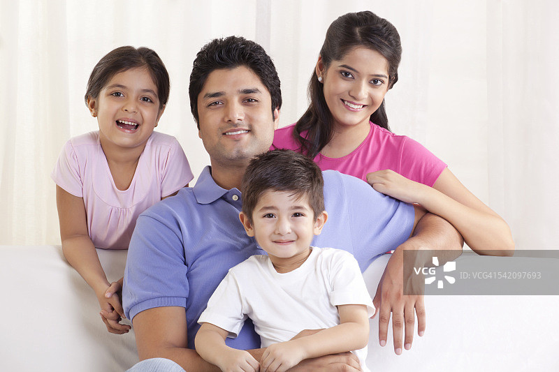 微笑的一家四口图片素材