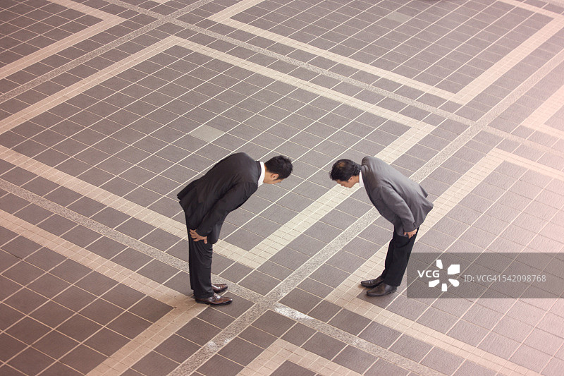 日本京都，日本和欧洲商人互相致敬图片素材