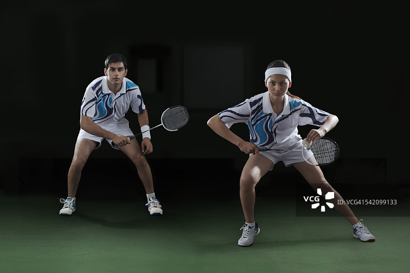 男人和女人在球场打羽毛球双打图片素材